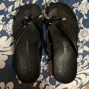 Black vionic flip flops size 6